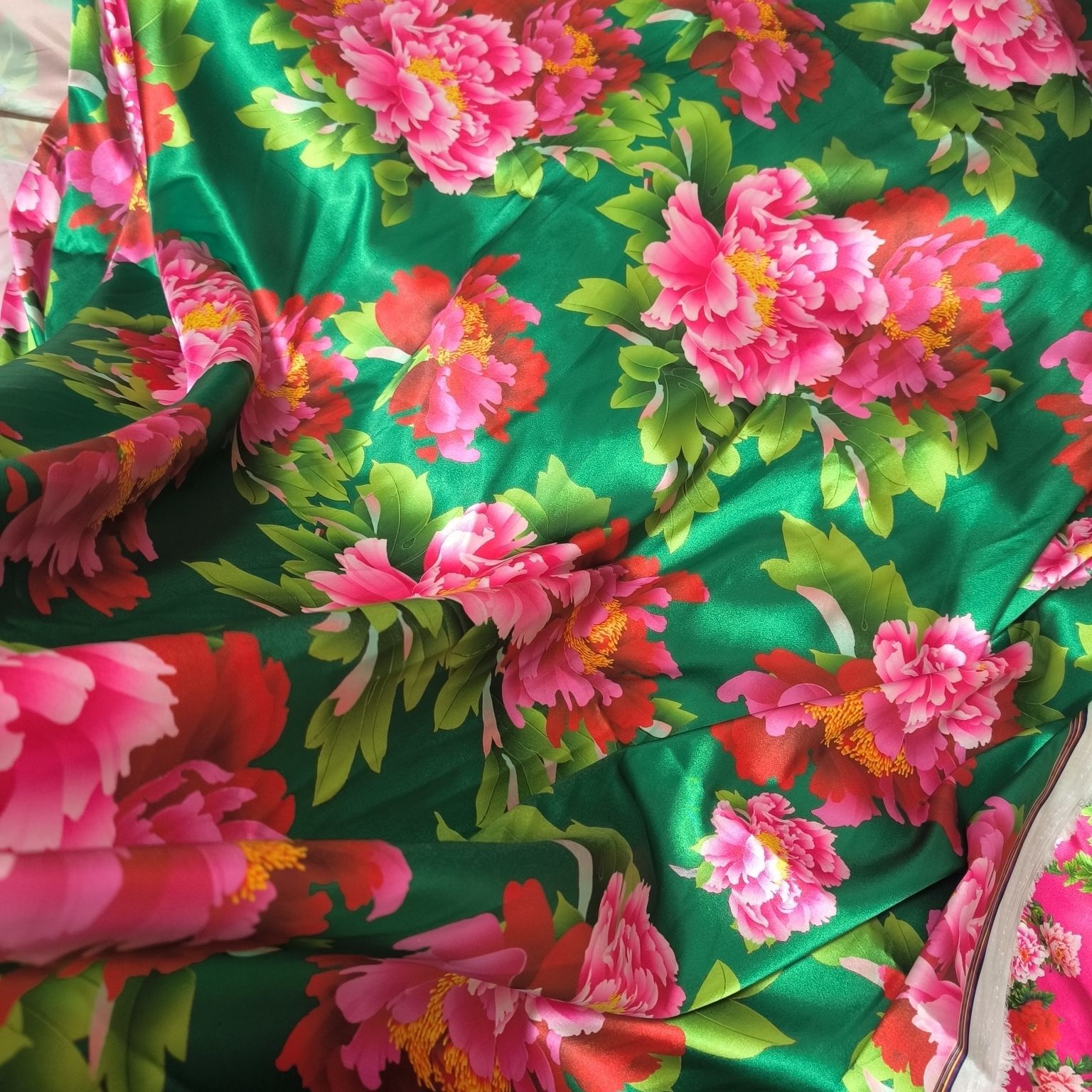 Acetat-Satin-Stoff mit Blumend – Sewing In Textile Bewertung und Preis